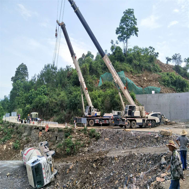 泉州汽车掉沟里叫吊车救援要多少钱